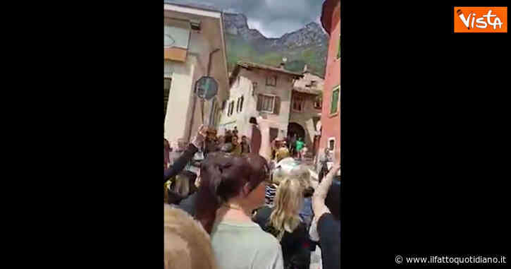 “Vergogna, vergogna”: animalisti protestano vicino alla casa di Fugatti in Trentino. Tensione coi residenti