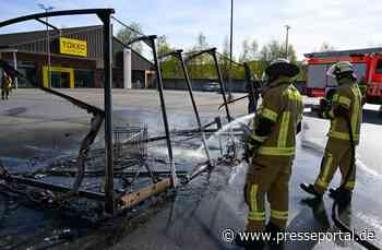 FW Menden: Brennt Einkaufswagen-Unterstand