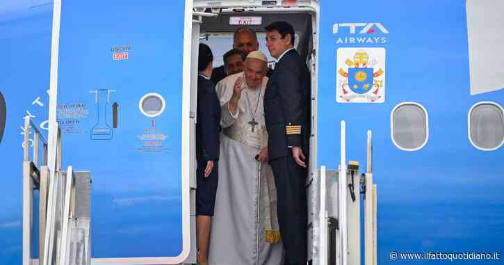 Papa Francesco: “Aiuteremo l’Ucraina a far tornare i bambini deportati in Russia”. Poi racconta: “Ho avuto una forte polmonite”