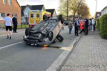 Auto überschlägt sich in Bünde