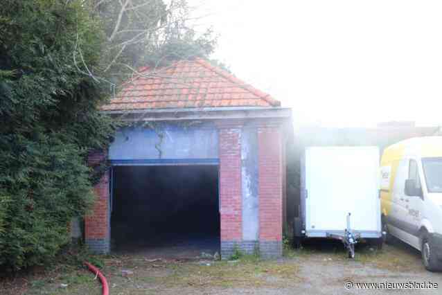 Brand in bijgebouw oud-gemeentehuis mogelijk veroorzaakt door jongeren die spelen met bommetjes