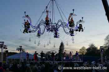 Lebensfreude pur unter riesigem Kronleuchter in Höxter