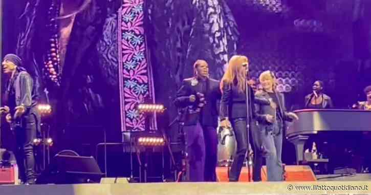 Michelle Obama si scatena sul palco con Bruce Springsteen: suona il tamburello e canta assieme al “Boss” durante il suo concerto – VIDEO