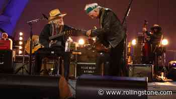 Keith Richards Surprises Fans at Willie Nelson’s 90th Birthday Concert, Sings ‘Live Forever’ With Willie