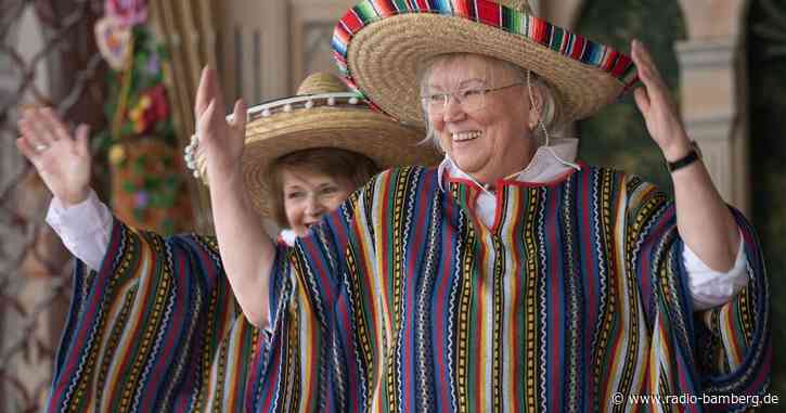 Awo-Tanzgruppe mit kritisierten Originaloutfits in Rust