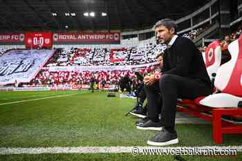 Antwerp-coach Mark van Bommel moffelt gewonnen medaille in zijn zak weg, maar heeft daar een goeie reden voor