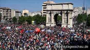 Franzosen demonstrieren am 1. Mai gegen Rentenreform