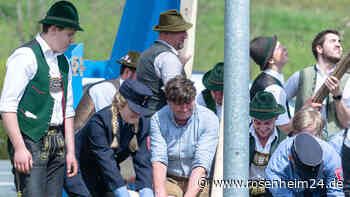 Harte Verhandlungen in der Rosenheimer Region: So bekamen die Vereine ihre Maibäume zurück