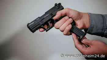 Partygast (28) droht „alle umzubringen“ - dann holt er eine Waffe und schießt