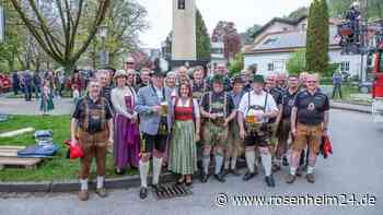 Maibaum-Aufstellen in bei perfektem Wetter in Trostberg und Tengling
