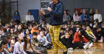 Award-winning author Selznick inspires young creators at Mount Prospect school