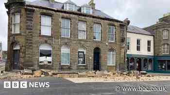 Stone blocks collapse onto road from bank building in Thurso