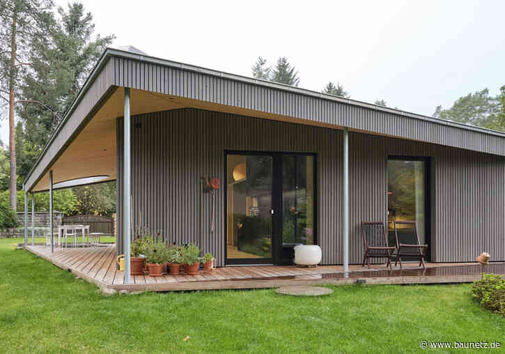 Flach gefaltet bei Wandlitz - Ferienhaus von Ortraum Architects und Sonntag Architektur