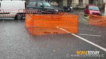 Auto in sosta finisce con le ruote dentro una voragine, chiusa la strada