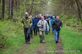 NRW-Umweltminister wandert zum Auftakt in der Moosheide