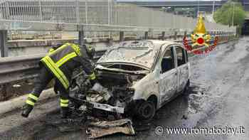 Incendio vicino alla stazione Tiburtina: auto in fiamme in tangenziale