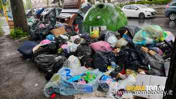 Cassonetti pieni e spazzatura in strada: dopo il primo maggio a Roma è emergenza rifiuti