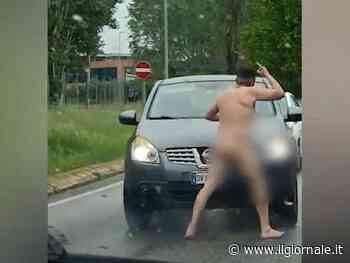 Slalom tra le auto e pugni ai carabinieri: la follia del tunisino (nudo e ubriaco)