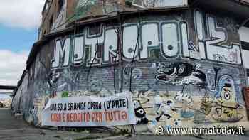 I movimenti fanno cerchio a difesa dell'occupazione abusiva: "La città non è in vendita"