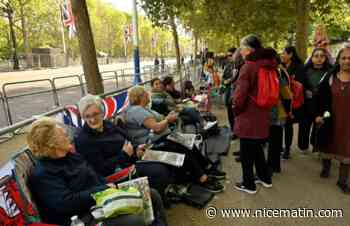 "Magique et historique": les inconditionnels de la royauté britannique campent déjà à Londres avant le couronnement de Charles samedi