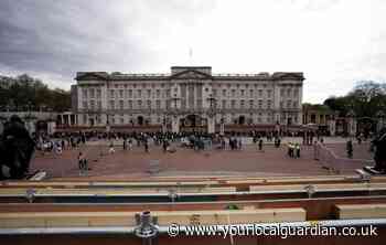 Man arrested outside Buckingham Palace after throwing items