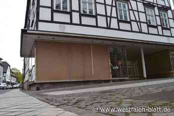 Warburg: Arbeitsfahrzeug rollt in Pennig-Haus