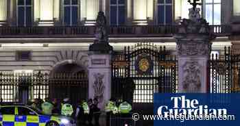 Roads reopened after controlled explosion outside Buckingham Palace