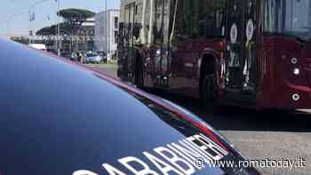 La lite sul bus degenera a coltellate, 40enne colpito fra collo e spalla