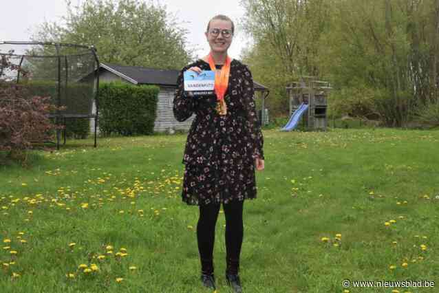 Vijf jaar na beenmergtransplantatie wint atlete Aude (20) drie medailles op WK: “Eerbetoon aan alle donoren en hun families”