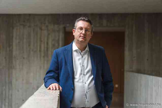 “Sinds de dood van mijn moeder schrijf ik persoonlijker”: stadsdichter Steven Van de Putte (47) zwaait af met poëzieconcert