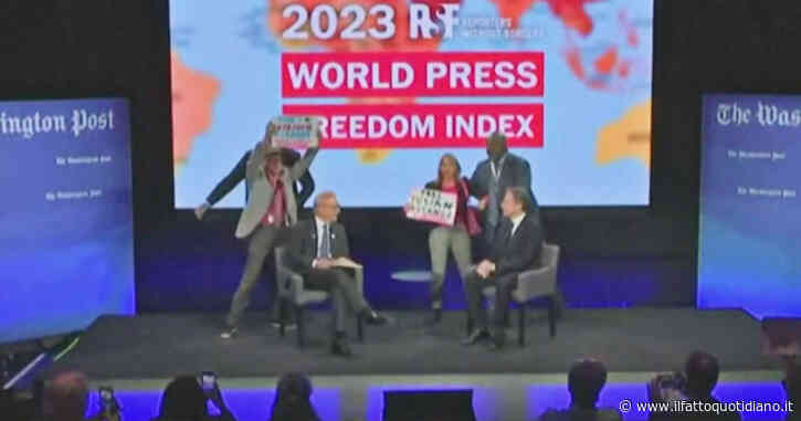 Il segretario di Stato Usa parla di libertà di stampa e viene interrotto da due supporter di Julian Assange: “Liberatelo” – Video