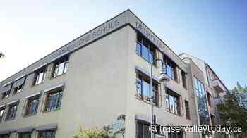 Berlin police say 2 girls seriously wounded in school attack