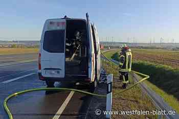 Transporter brennt auf B 480 in Bad Wünnenberg