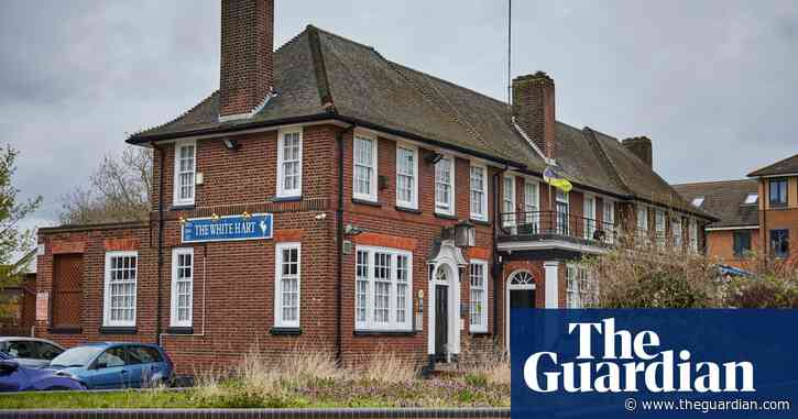 Essex pub that displayed racist dolls closes after boycott by suppliers
