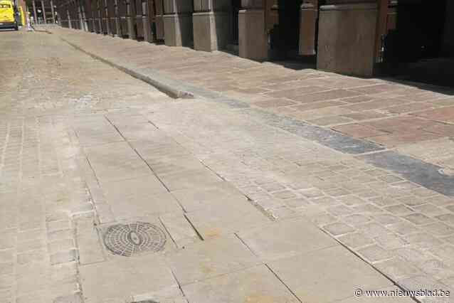 Lappendeken in Gildekamersstraat na tijdelijke herstelling wegdek door nutsbedrijf naast stadhuis