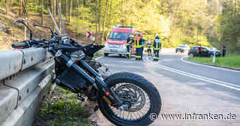 B22 bei Würgau: 17-Jährige erleidet schwerste Verletzungen - Auto erfasst ihr Motorrad frontal