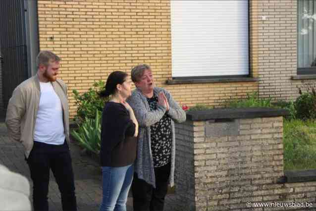 Ouders en collega’s verrassen Tante Kim met een bezoekje en geven haar tekeningen en roosjes: