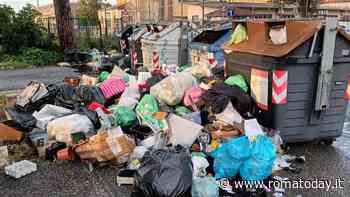 Emergenza rifiuti, a tre giorni dal primo maggio Roma è ancora invasa dall'immondizia