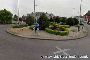 Gidea Park: Gang of boys 'hurling abuse' towards pedestrians