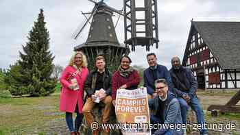 Komödie vor der Sanssouci-Mühle im Gifhorner Mühlenmuseum
