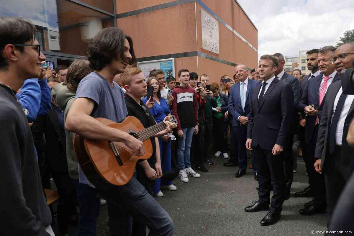 "Moment gênant", "mise en scène"... Une vidéo d'Emmanuel Macron chantant la Marseillaise avec des lycéens fait réagir