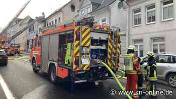 Flensburg: Mehrfamilienhaus steht in Flammen - Feuerwehr-Großeinsatz