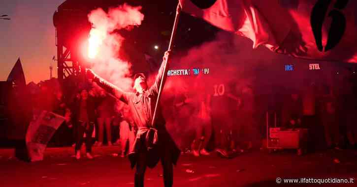 Udinese-Napoli, fuori dallo stadio “Maradona” è già euforia. Cori, bandiere e fumogeni: l’attesa per lo scudetto