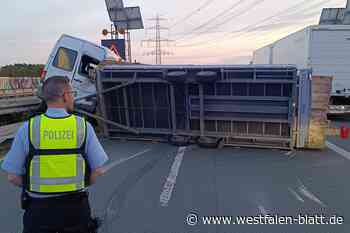 Transporter kippt samt Anhänger auf der A33 bei Paderborn um