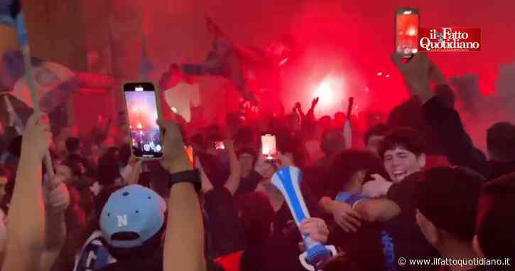 Scudetto Napoli, abbracci e lacrime: la città esplode al fischio finale. Le immagini