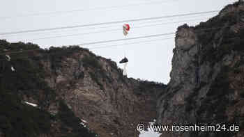 Paraglider fliegt in Hochfelln-Seilbahn und hängt seit Stunden gut 100 Meter über dem Boden