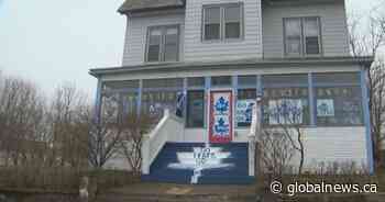 Art of fandom: Toronto Maple Leafs’ diehards paint team colours on Saint John, N.B. home