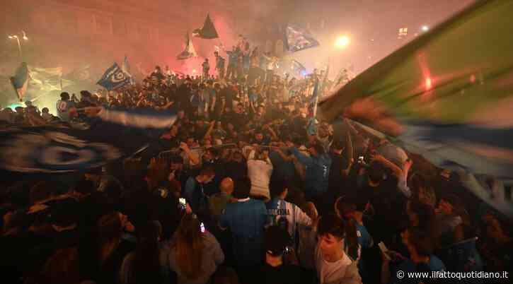 Il Napoli è campione d’Italia, la diretta – Esplode la festa in città: centinaia di migliaia di persone in piazza. Scontri tra ultras a Udine
