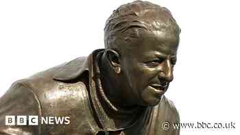 Jimmy Murphy: Statue of man who rebuilt Manchester United unveiled
