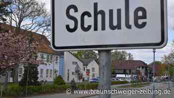 Polizei gehen gegen rechte Aktionen vor Schule vor